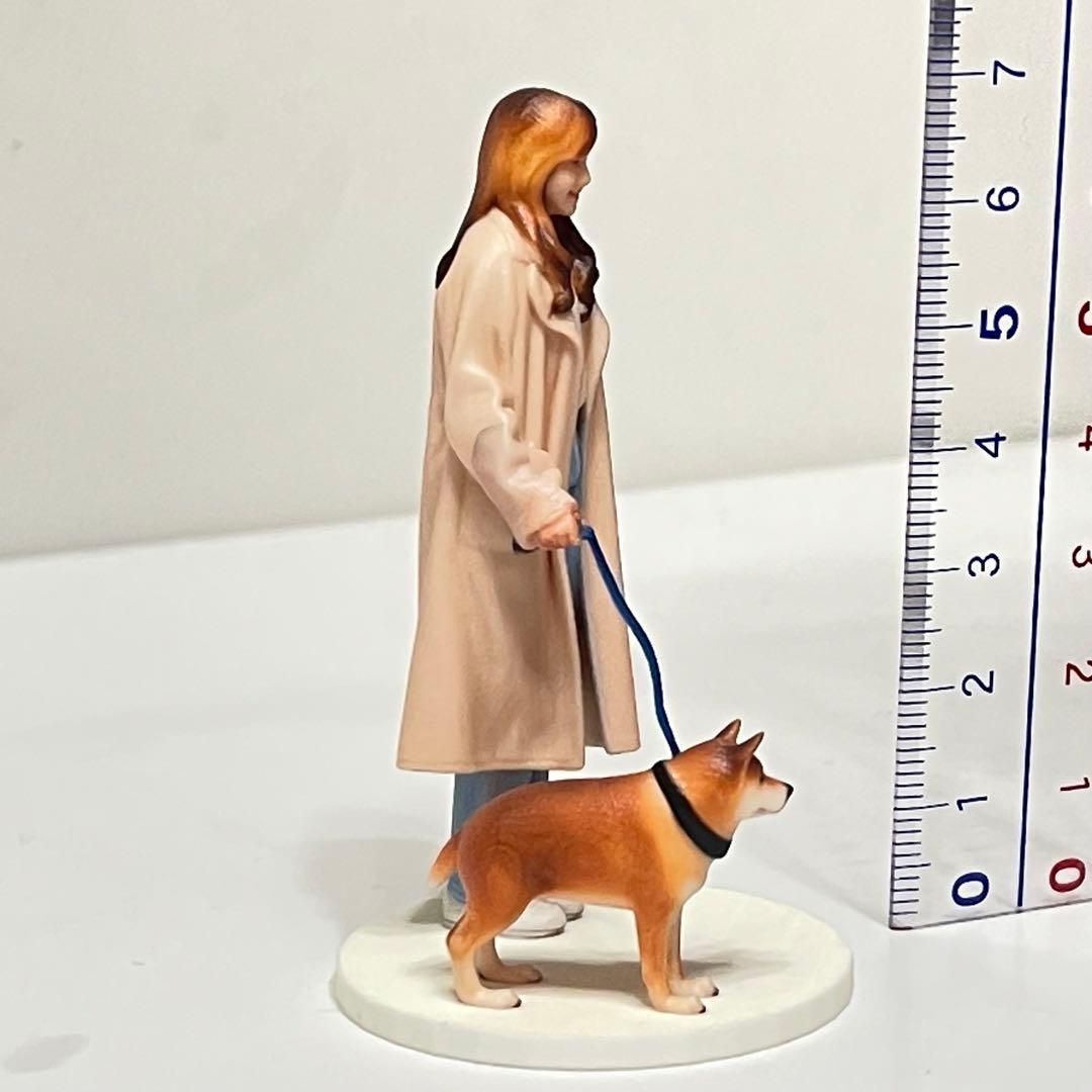 1/24 犬とお姉さん　フィギュア　ミニカーに　1/64より大　ミニチュア
