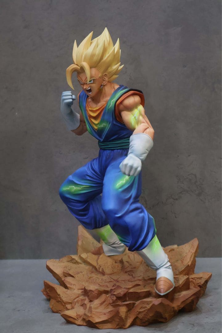 ドラゴンボール超サイヤ人フィギュア 台座付き