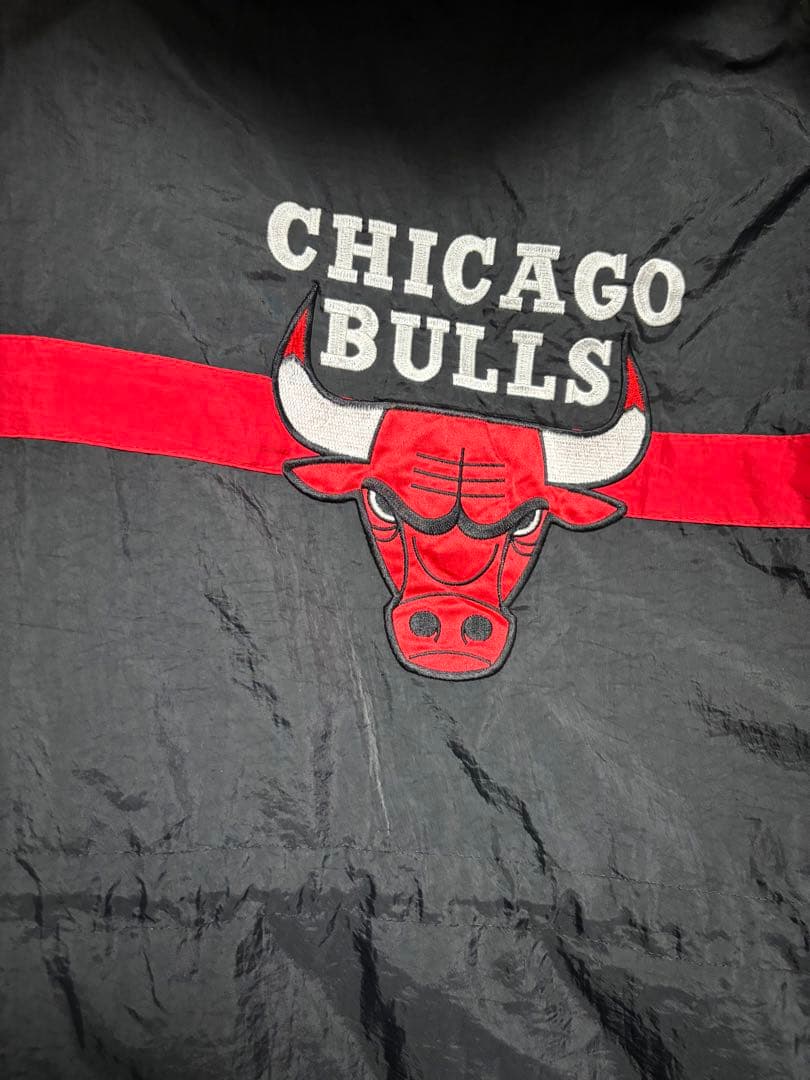 ロゴアスレチックNBAシカゴブルズナイロンジャケット中綿90s当時物刺繍ロゴ