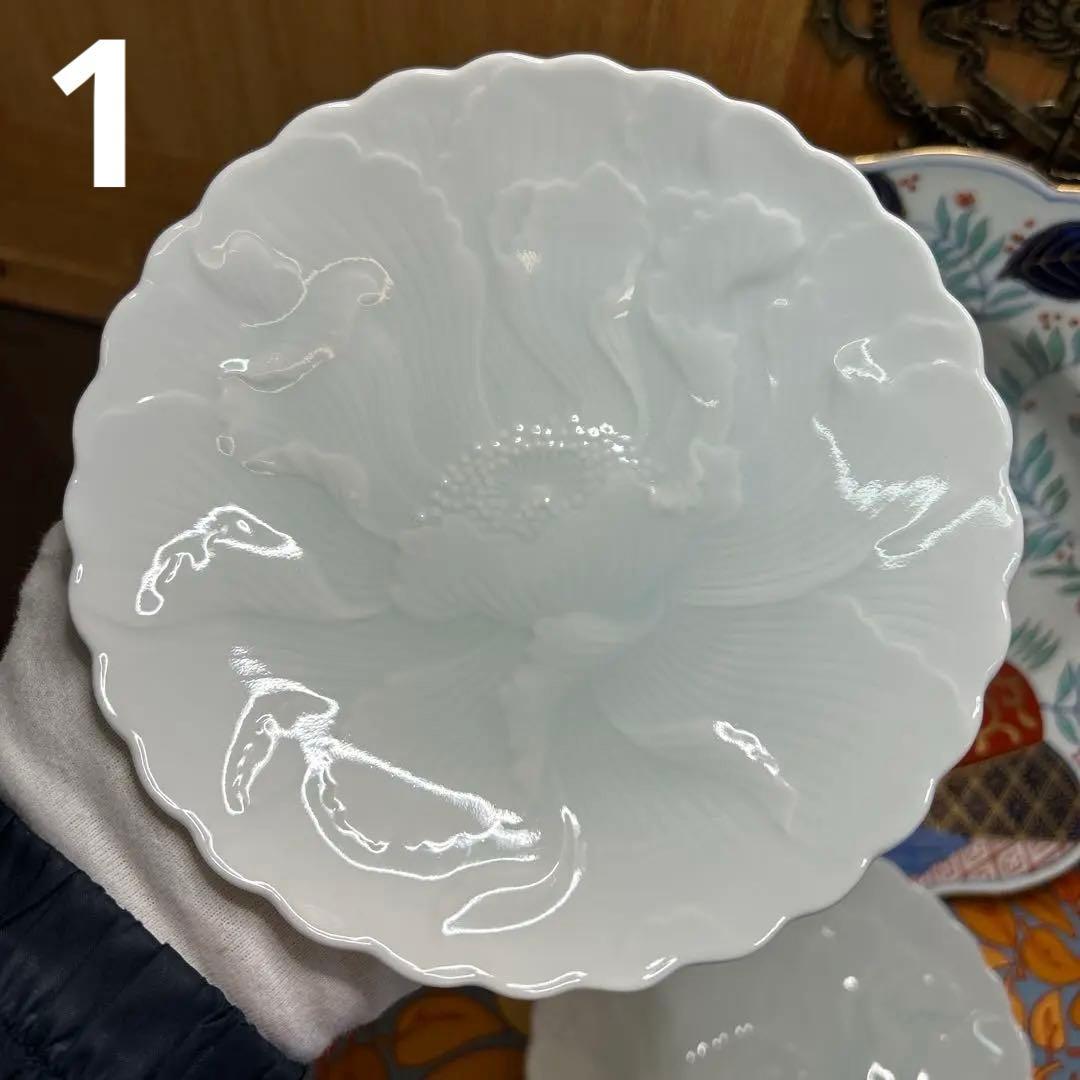 其泉　金彩色絵菊花唐草紋菓子鉢と青白磁牡丹彫銘々皿５枚揃　まとめ売り　美品