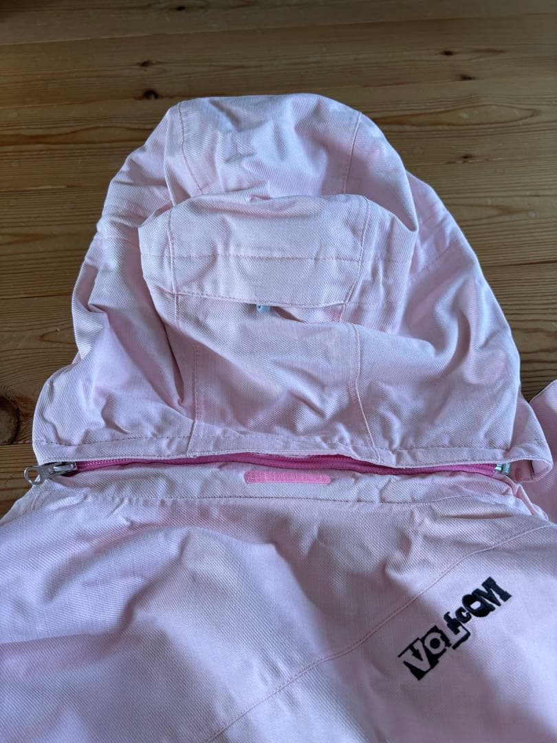 Volcom ピンクスノーボードウェア上下セット(※インナーパット、グローブ)