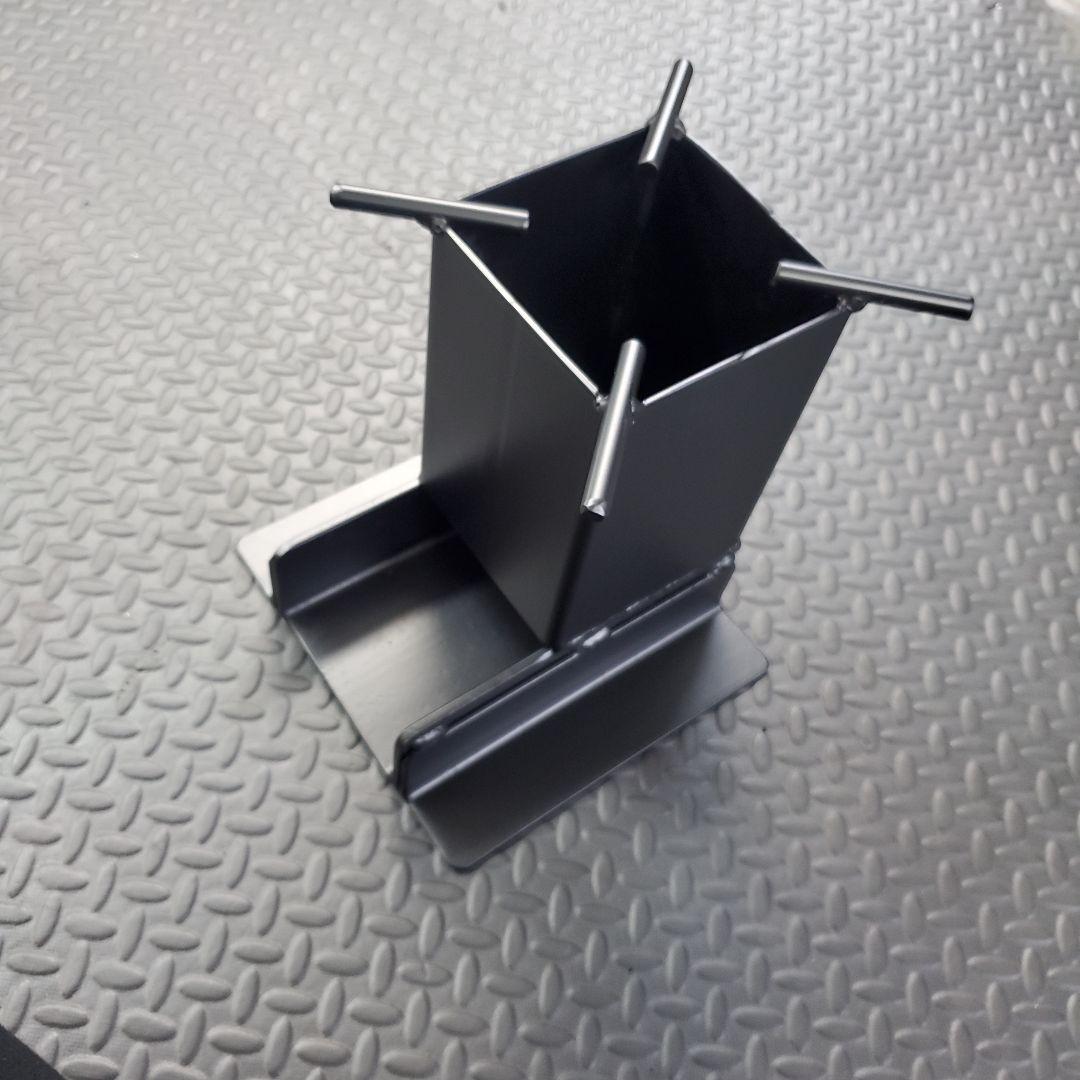 コンパクトハンドメイドのロケットストーブ