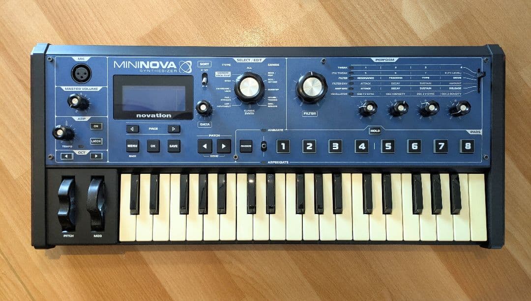 novation mininova シンセサイザー