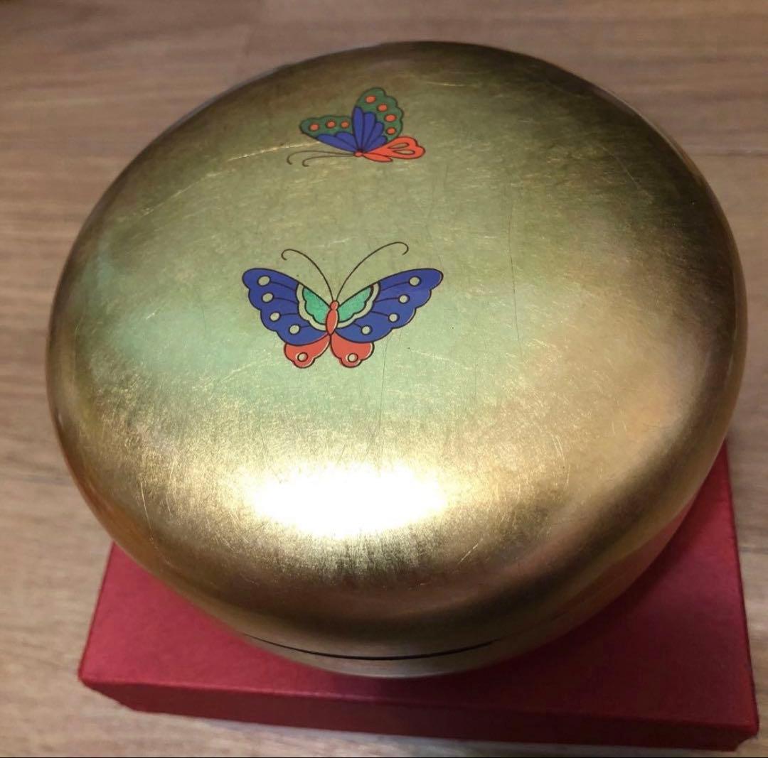 漆塗りの菓子器　 金箔 蝶々柄
