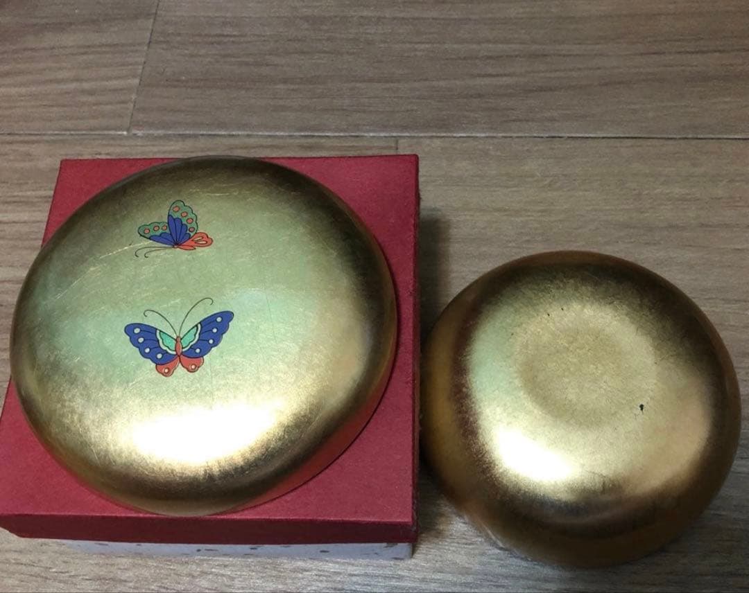 漆塗りの菓子器　 金箔 蝶々柄