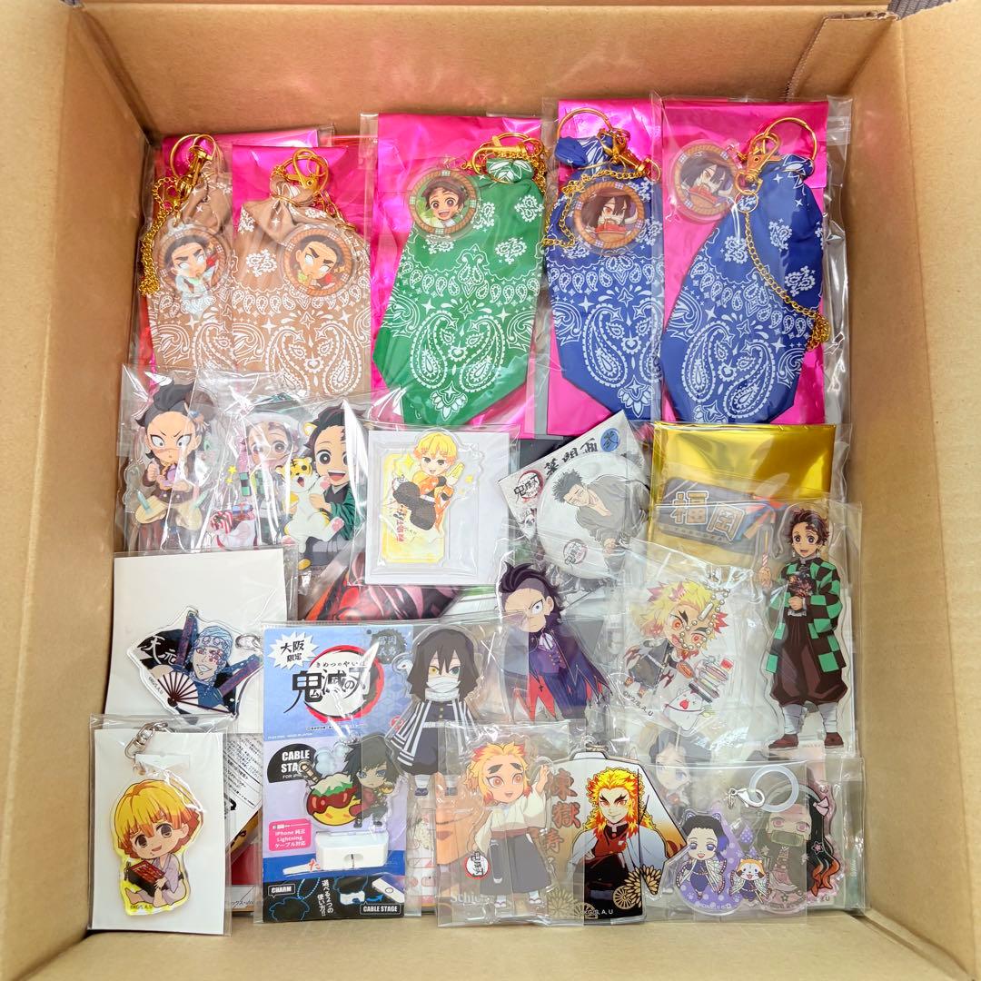 鬼滅の刃 グッズ ぬいぐるみ アクスタ 缶バッジなど まとめ売り 100点以上