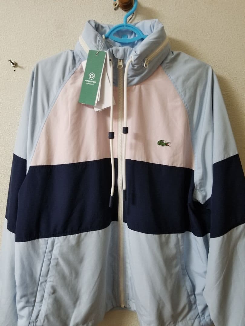 新品未使用。正規LACOSTEスポーツウインドブレーカー「フード付き」