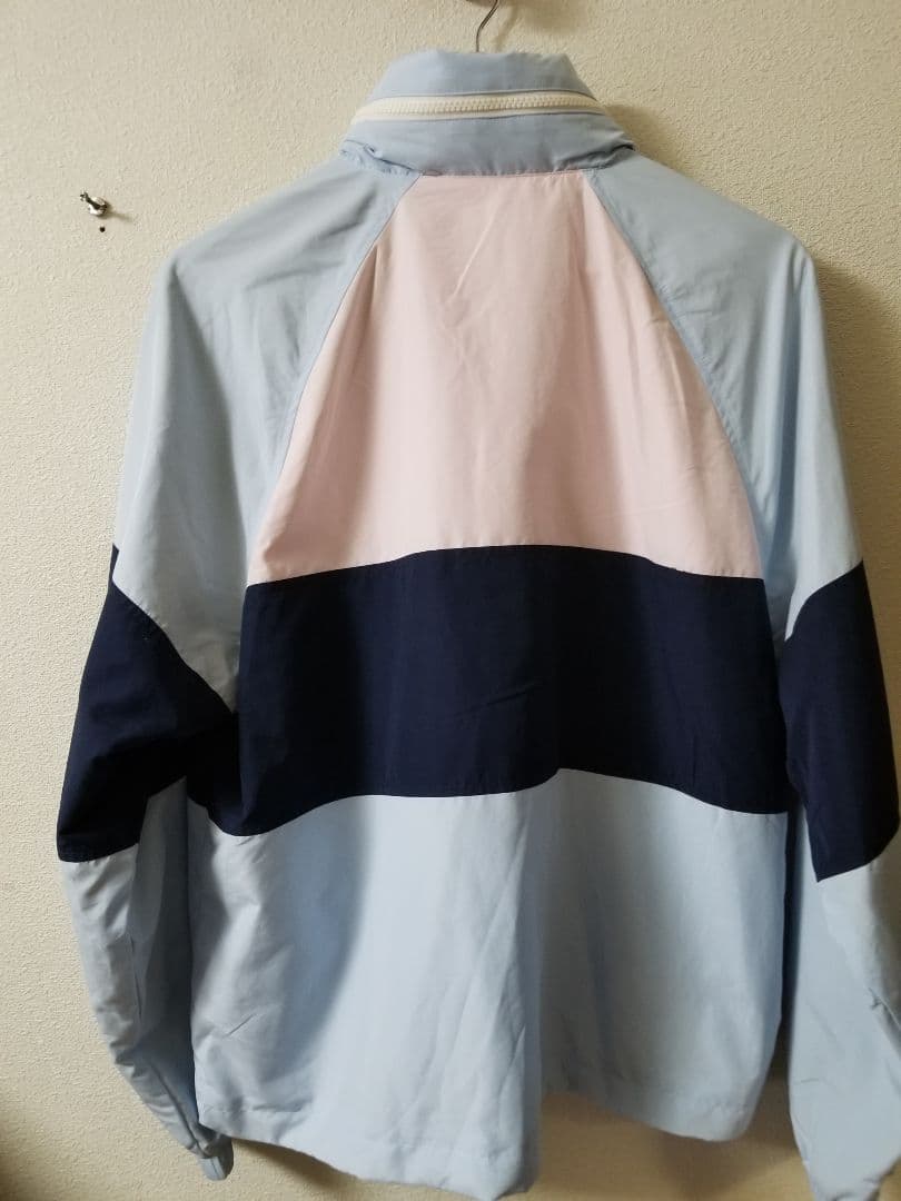 新品未使用。正規LACOSTEスポーツウインドブレーカー「フード付き」