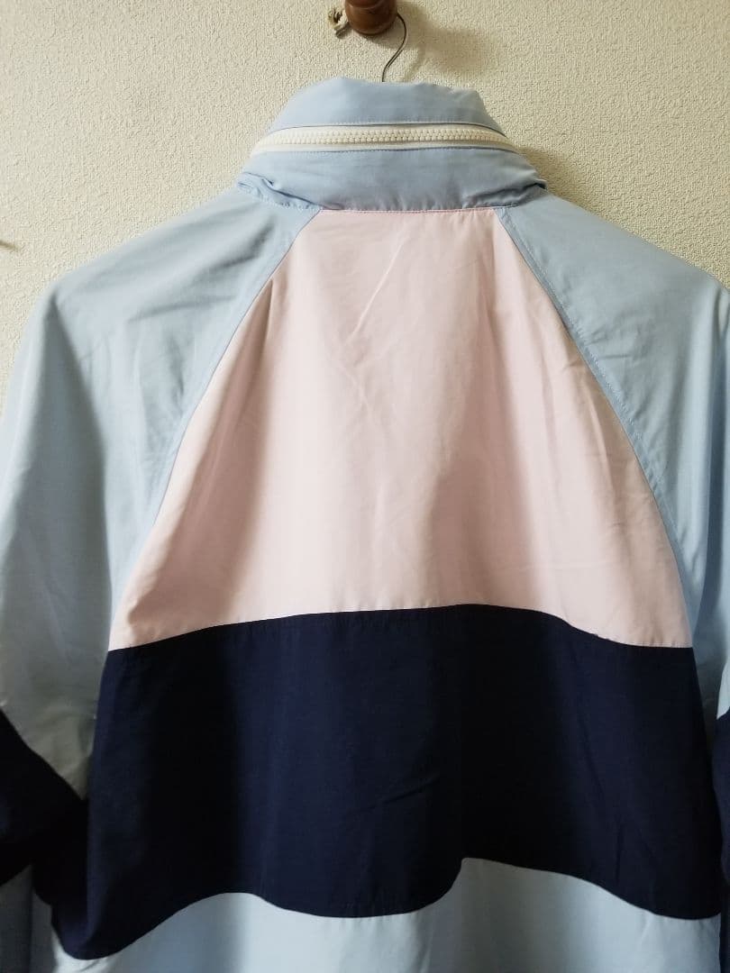 新品未使用。正規LACOSTEスポーツウインドブレーカー「フード付き」