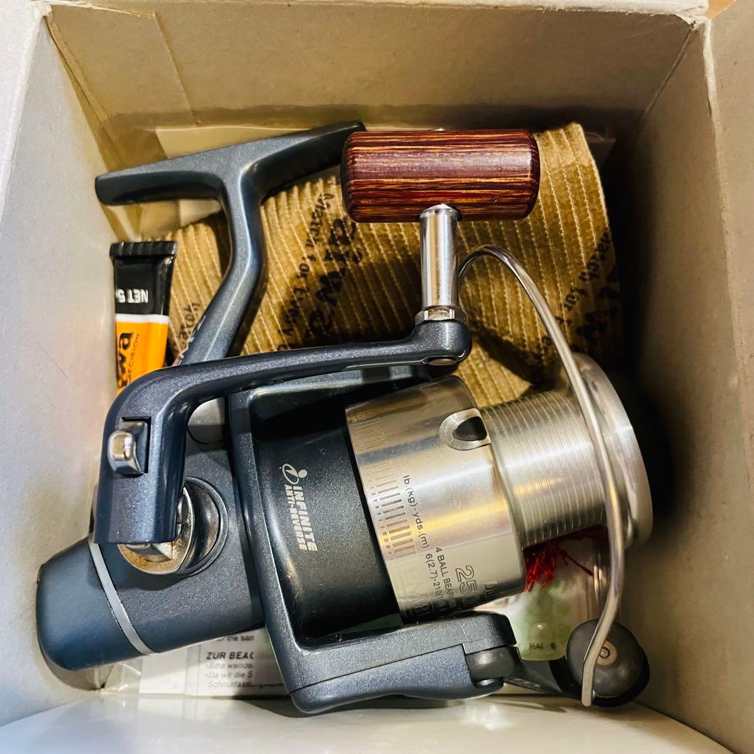 未使用 DAIWA ダイワ EMBLEM-Z 2500iT スピニングリール
