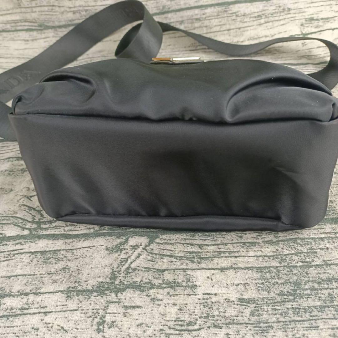 PRADA ノベルティ ブラック ショルダーバック ナイロン p1