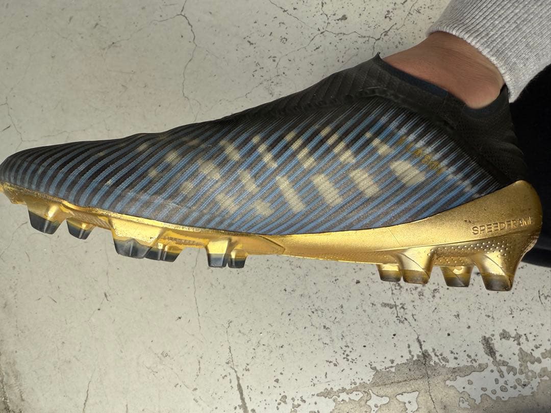 adidas サッカーシューズ ブラック/ゴールド/ブルー