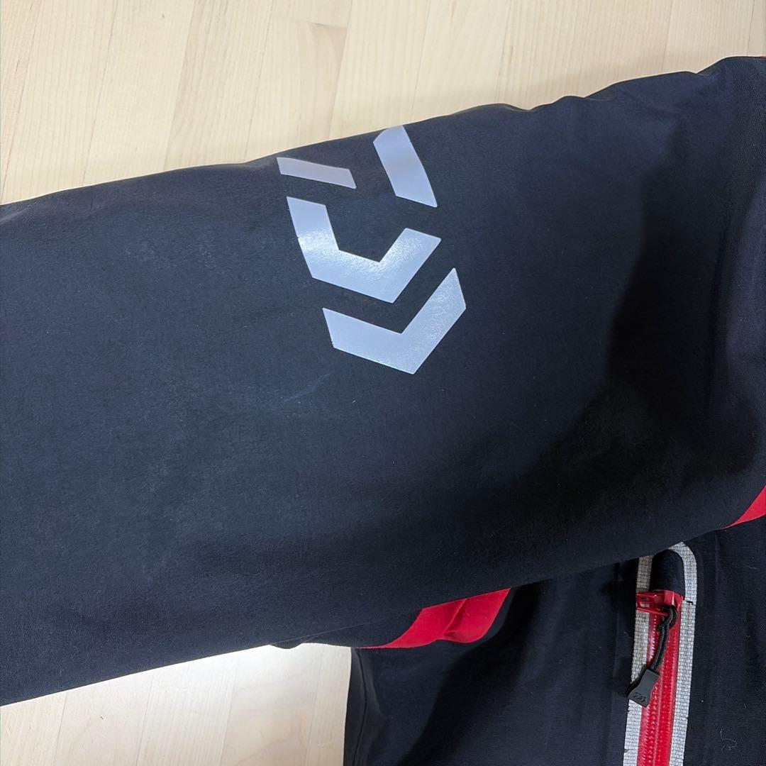 ダイワフィッシングスーツ 黒と赤 フード付き