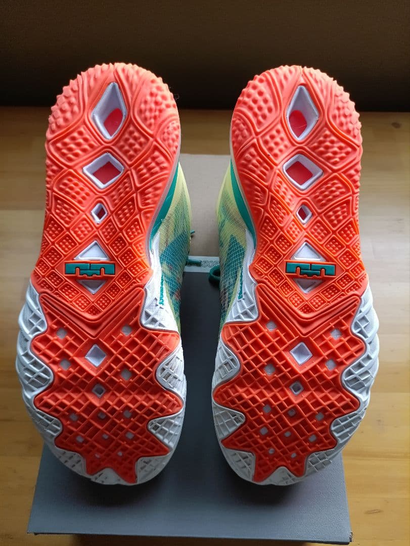 ほ*や様 Nike バスケットボールシューズ イエロー/ターコイズ　レブロン18