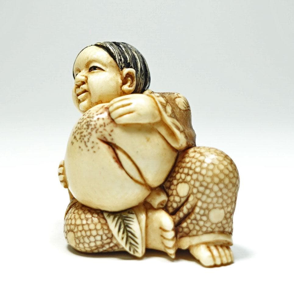 在銘　光秀　桃人物図根付　提げ物　留め具　 netsuke　装身具　牙彫