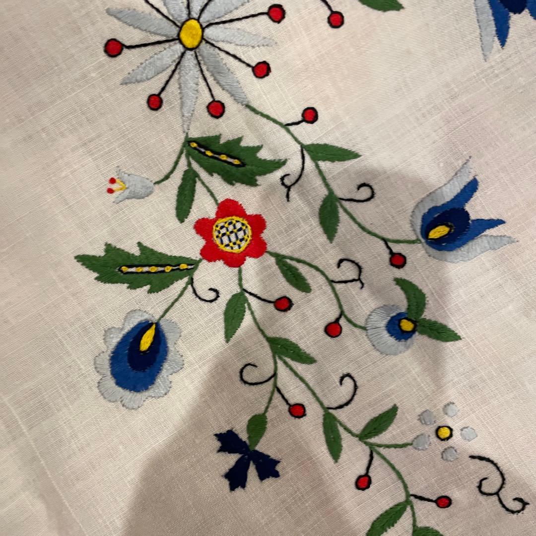 テーブルクロス　花柄模様　刺繍入りさ