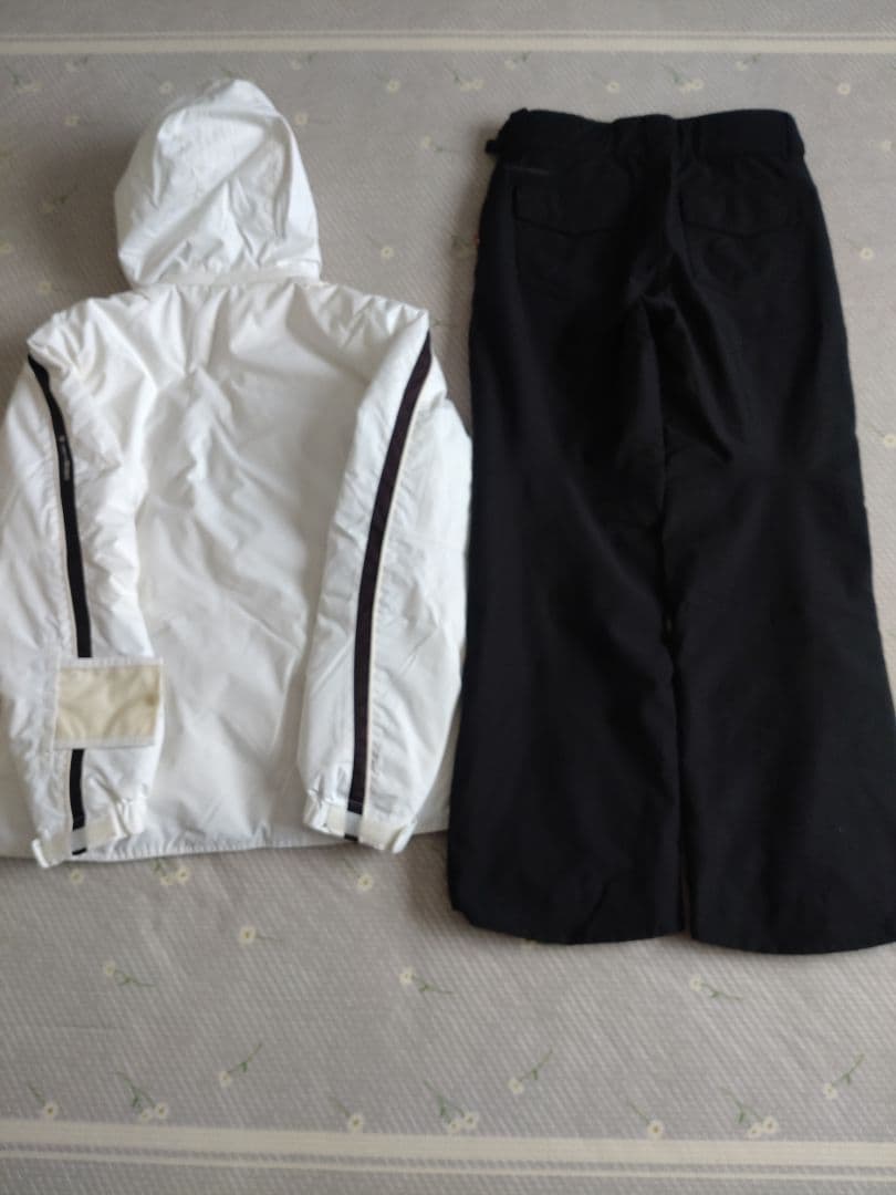 DESCENTE レディーススキーウェアジャケット&パンツ上下セット　ホワイト
