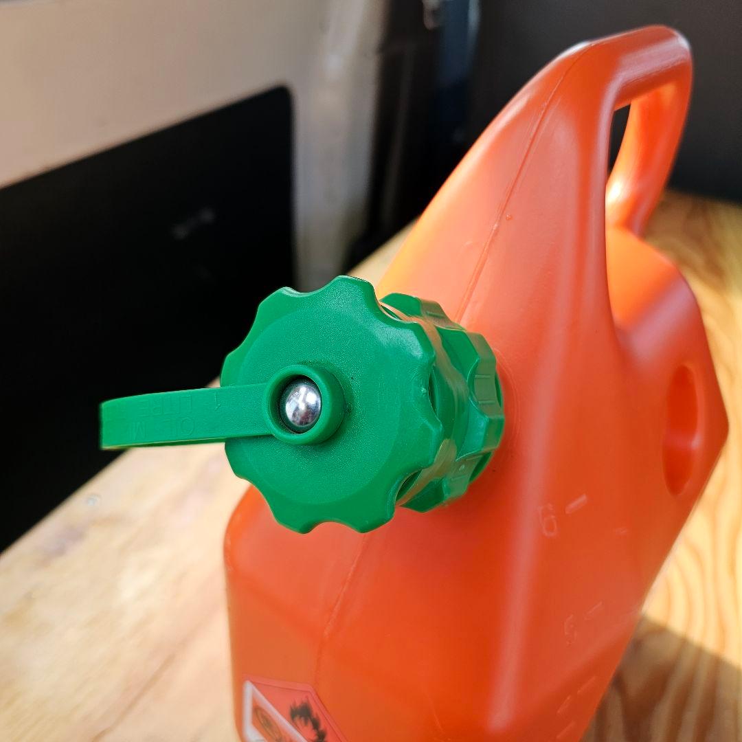 燃料缶　オイル缶　携行缶　ポリ缶　6L　ハスクバーナ　husqvarna