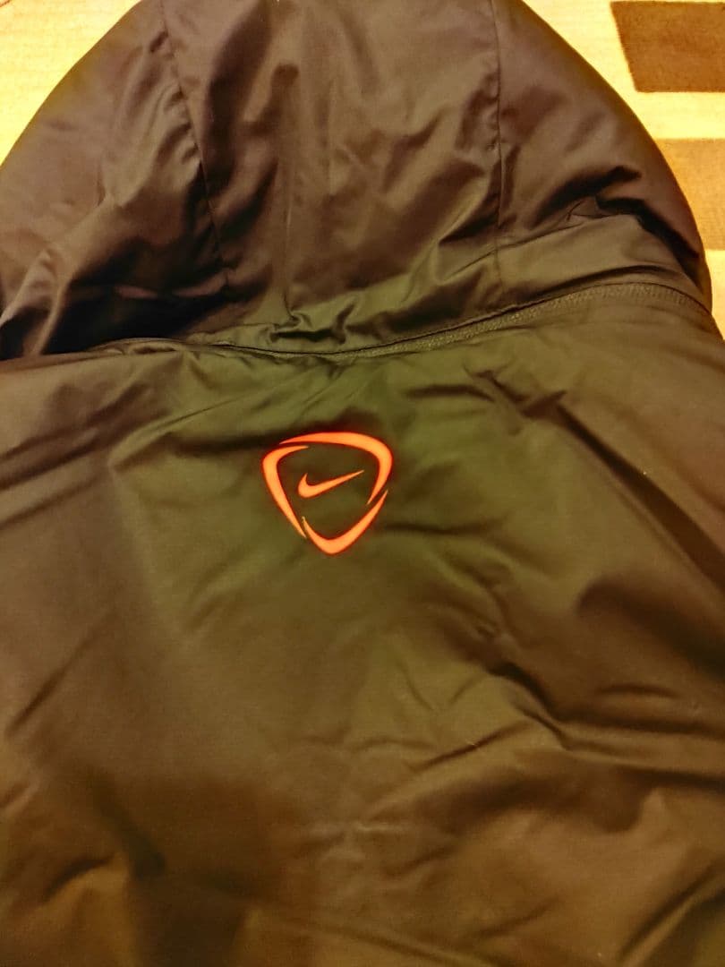 ナイキフットボールベンチコートブラック×オレンジ新品タグ付き STORM-FIT