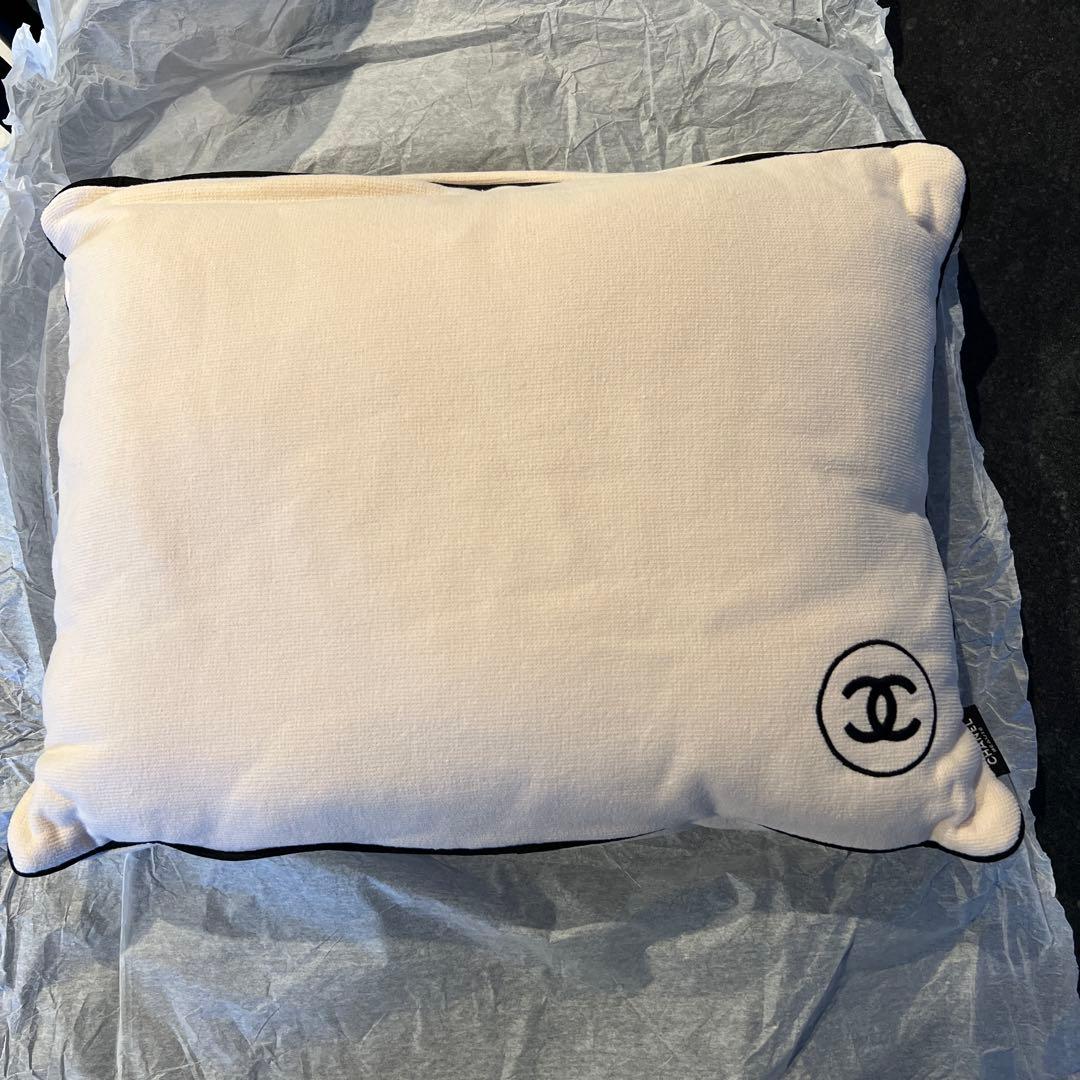 CHANEL ロゴ入りホワイトクッション 非売品