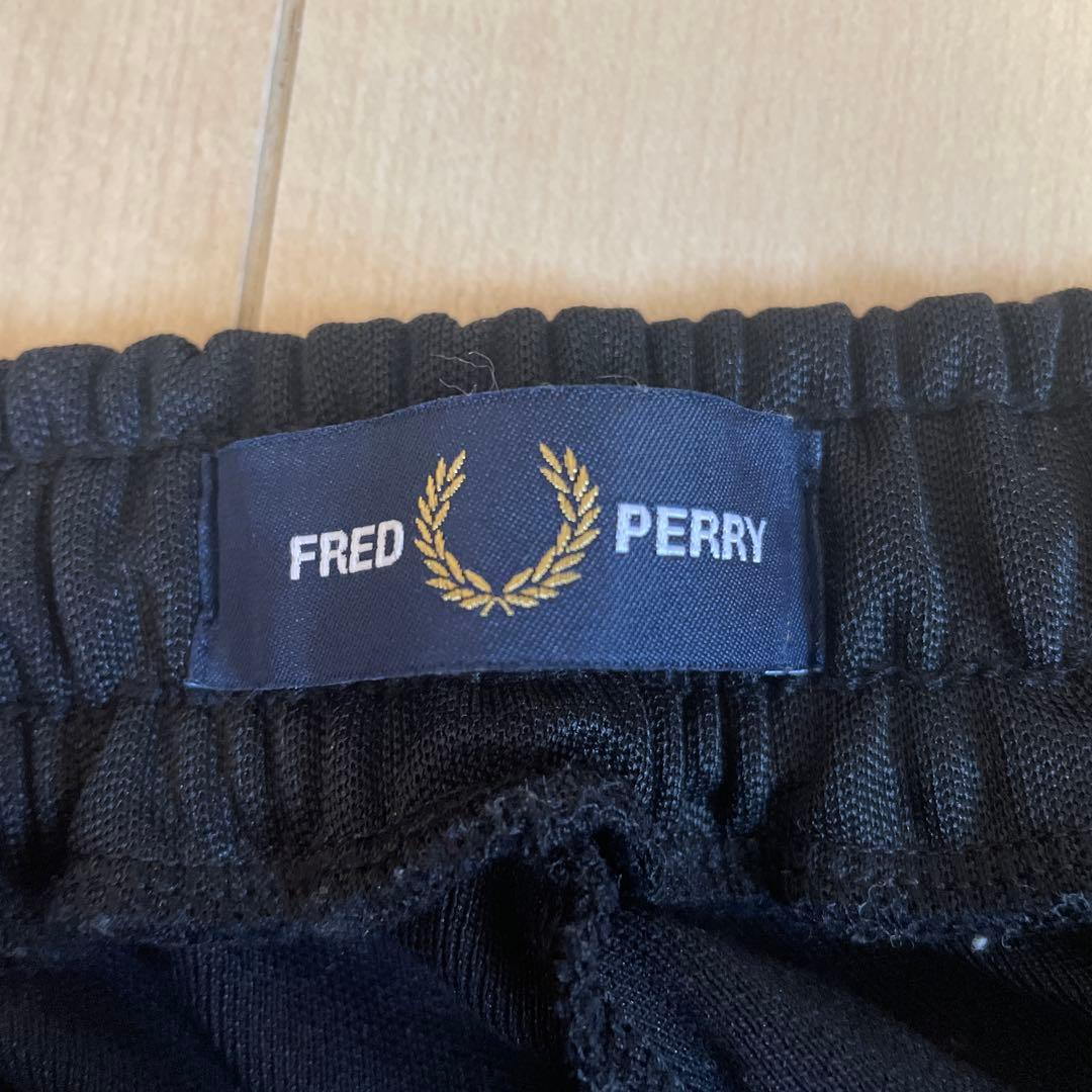 Fred Perry 黒ジャージパンツ