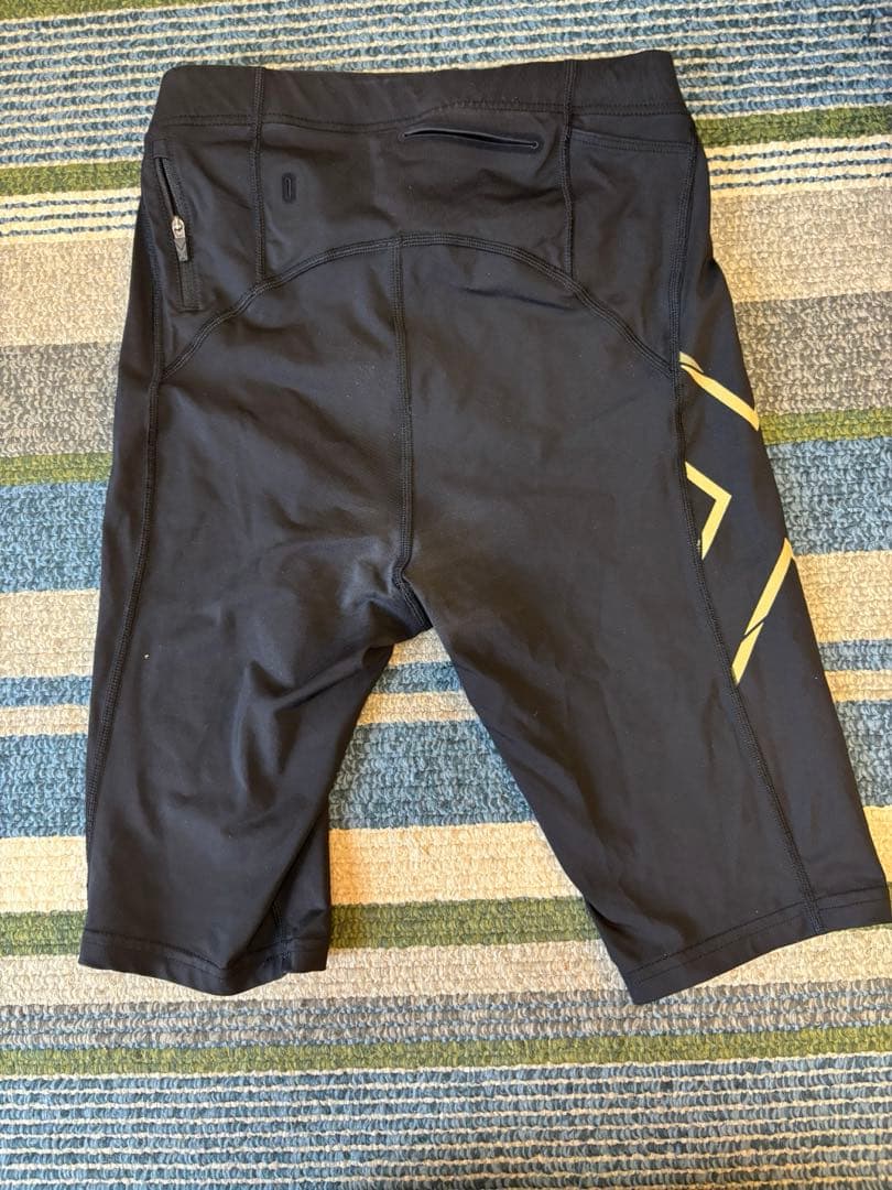 2XU 黒 ゴールドロゴ ハーフタイツ