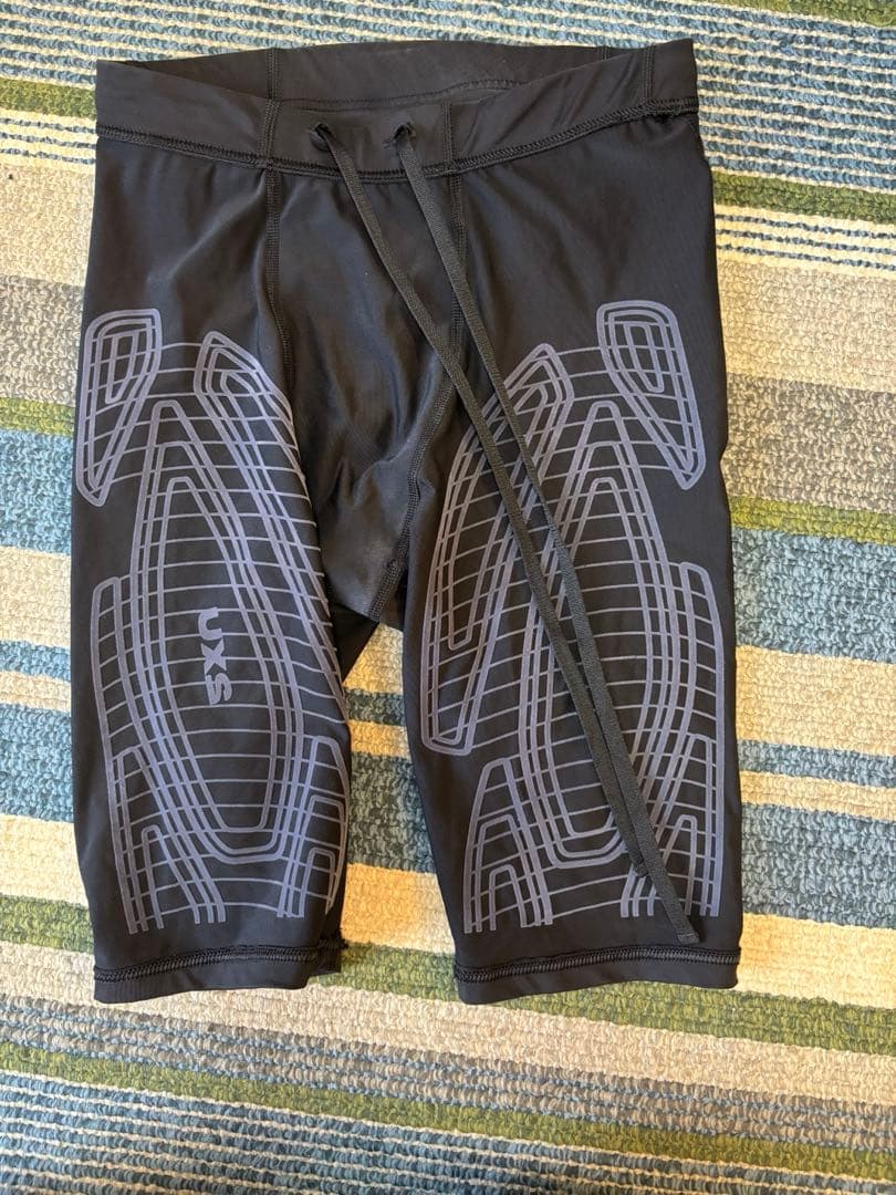 2XU 黒 ゴールドロゴ ハーフタイツ