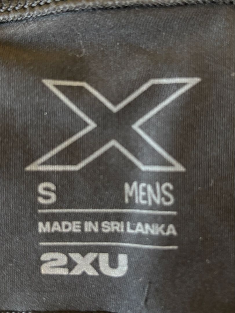 2XU 黒 ゴールドロゴ ハーフタイツ