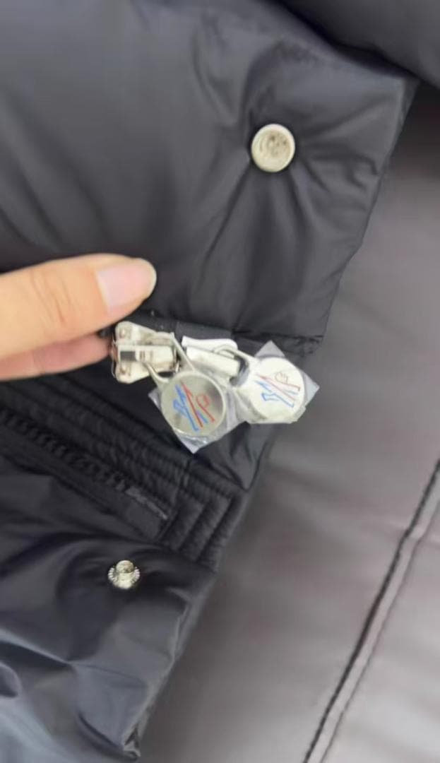 MONCLER SIZE 3 ブラック ダウンジャケット フード付き