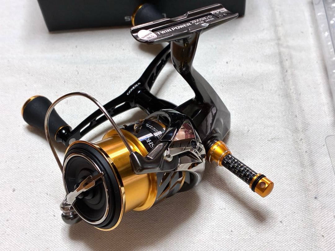 【極美品】シマノ リール 20ツインパワー2500SHG【ダブルハンドル仕様】
