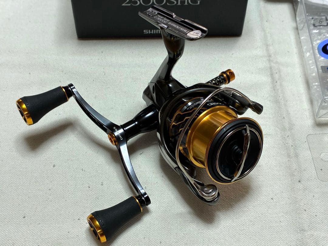 【極美品】シマノ リール 20ツインパワー2500SHG【ダブルハンドル仕様】