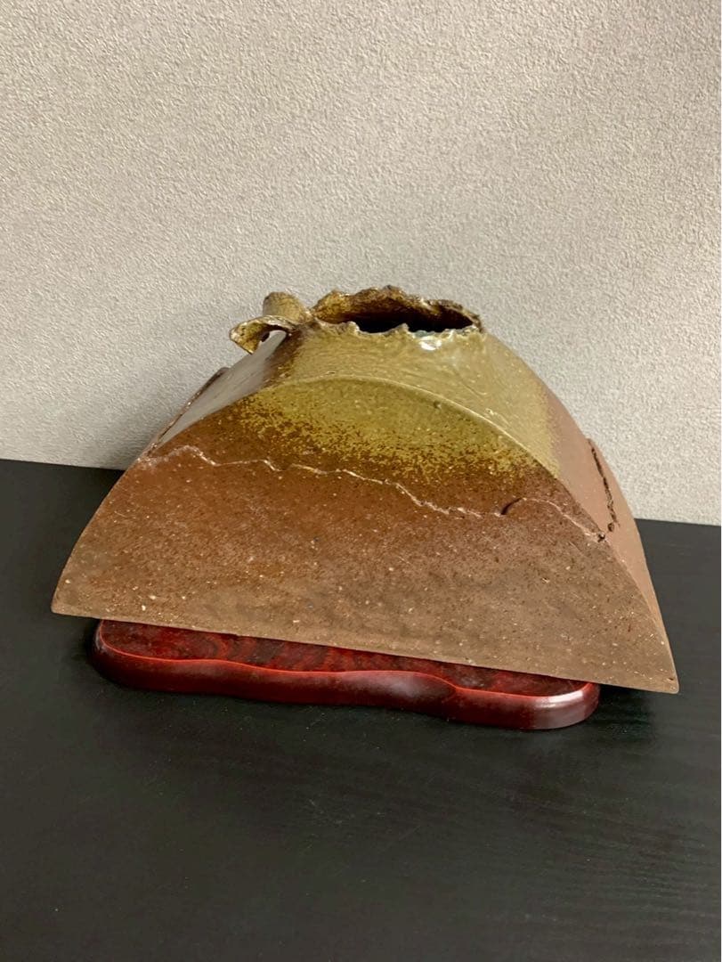 信楽焼 創作花器 富士山型 三角形陶器花器 木製台座付き