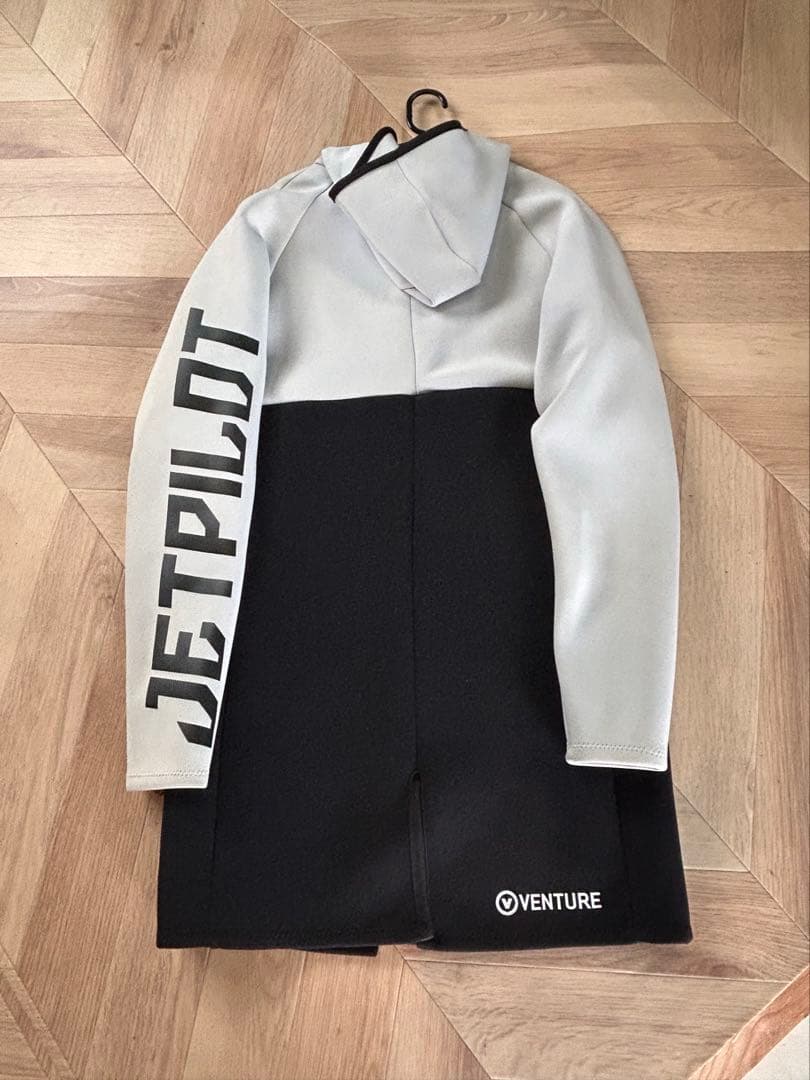 ジェットパイロットのウェットジャケットフード付き