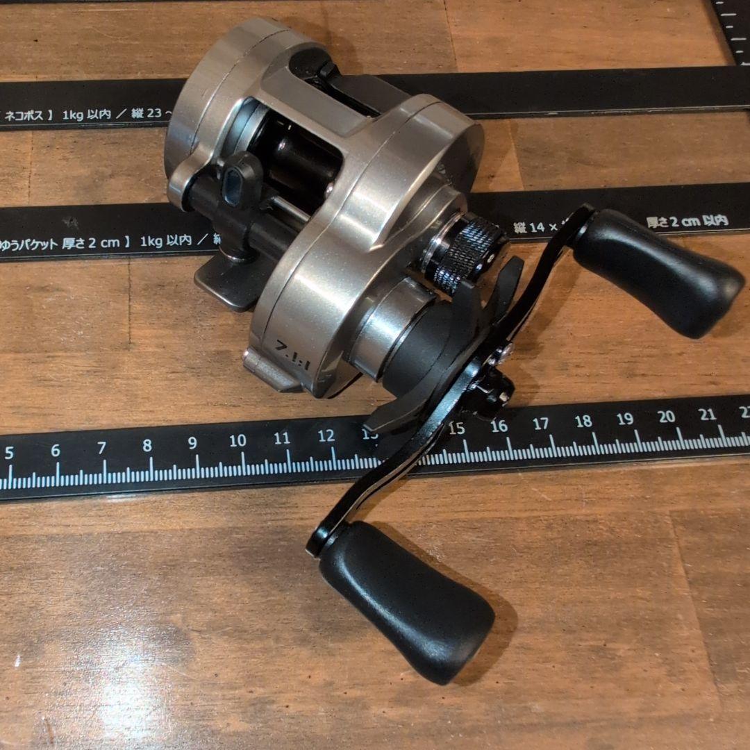 ベイトリール　ドラグ力5kg　左ハンドル　ギア比7.1：1　シルバー　マグネット