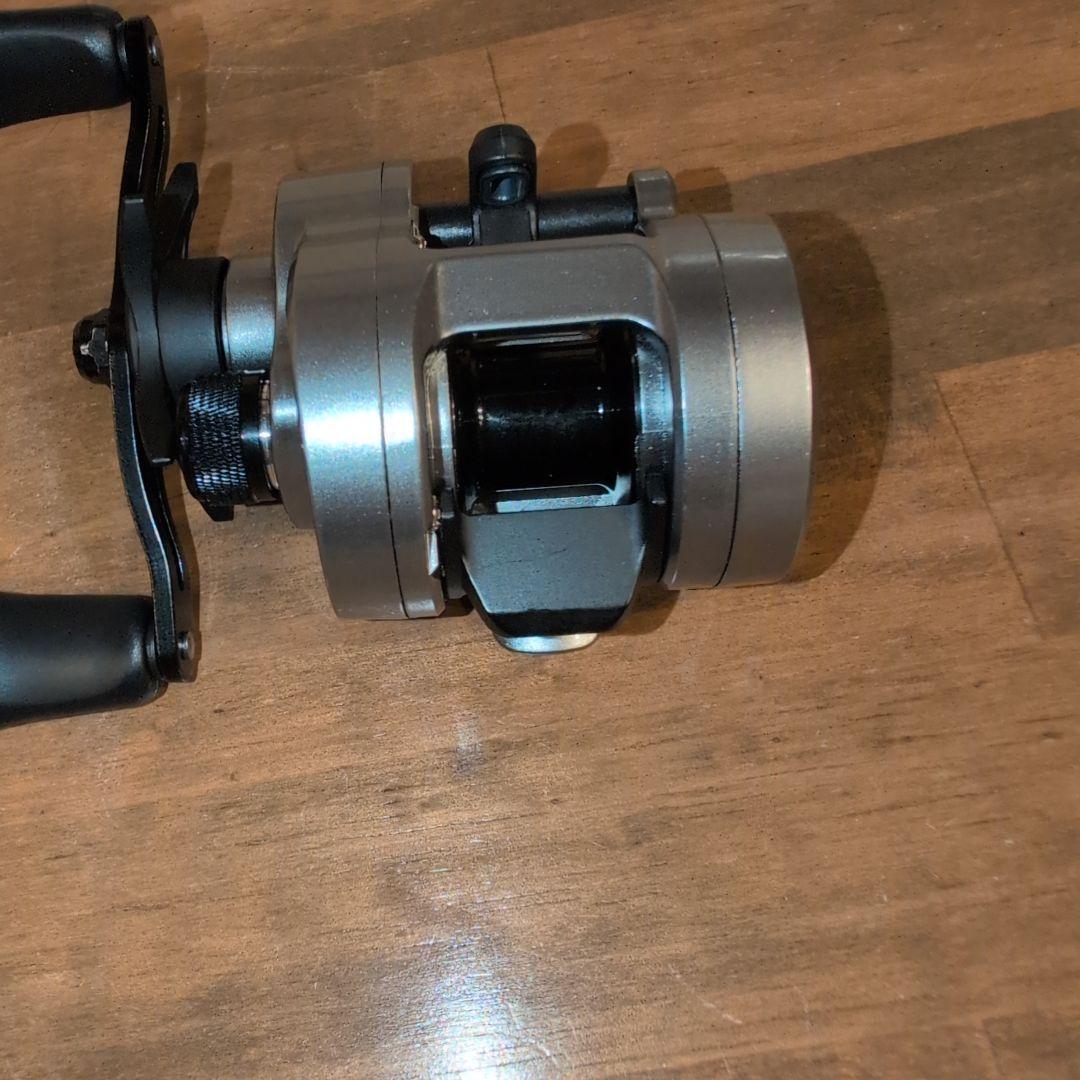 ベイトリール　ドラグ力5kg　左ハンドル　ギア比7.1：1　シルバー　マグネット