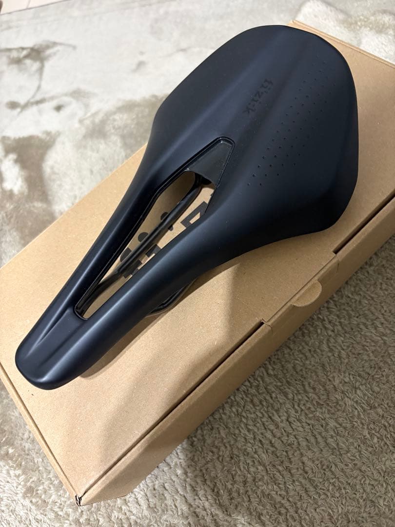 フィジークARGO TEMPO R3 kium 150mm ブラック サドル