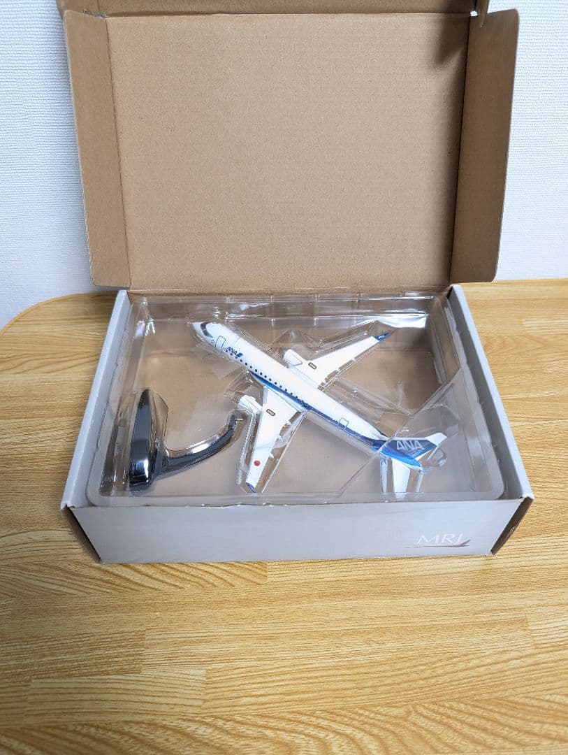 ANA MRJ モデル航空機 スタンド付き　【スケール不明】