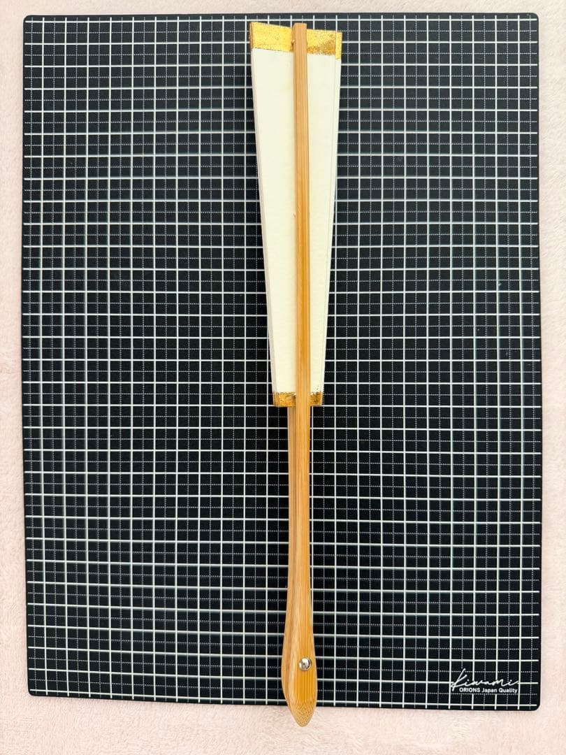 舞扇子 白色に金色の縁取り