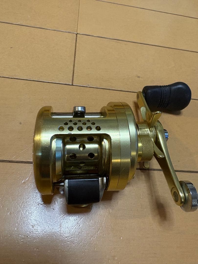 シマノ　カルカッタコンクエスト200F ベイトリール 右巻き