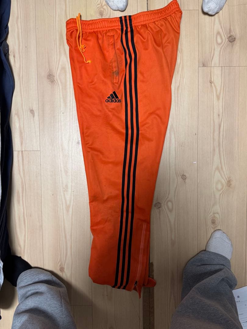 adidas オレンジ ジャージパンツ