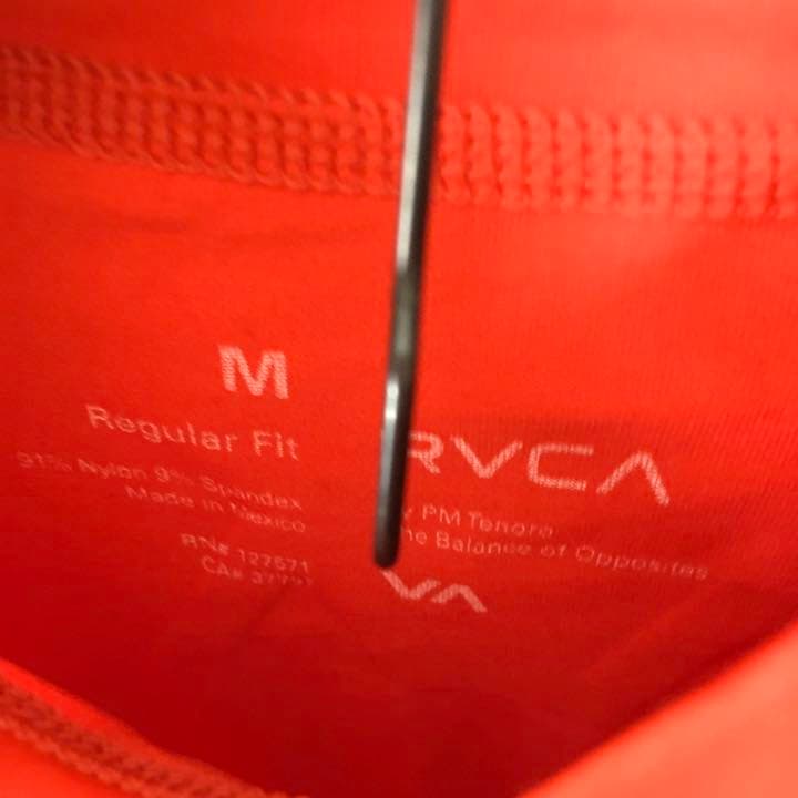 RVCAルーカUS限定ロングスリーブラッシュガード M red