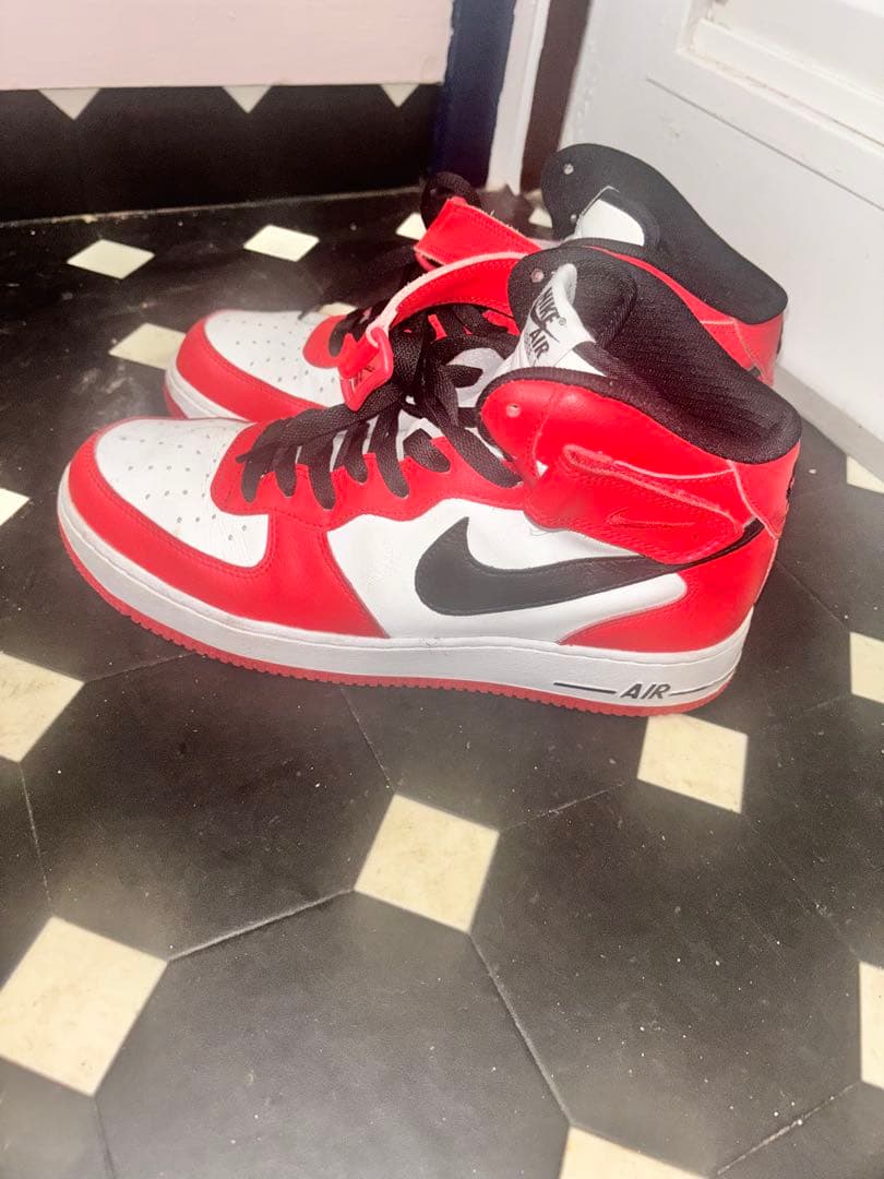 Nike Air Force 1 ハイカットシューズ 赤白黒
