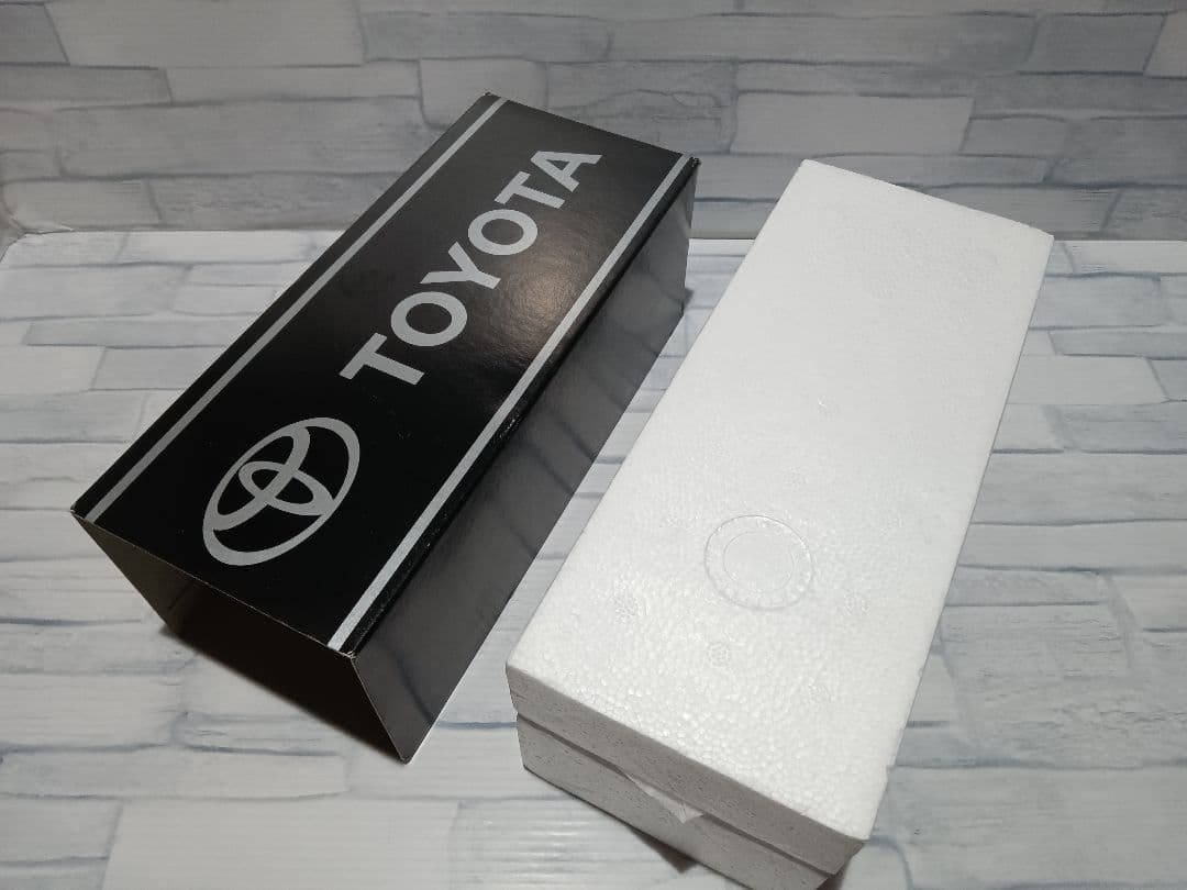 トヨタ　2代目クラウンマジェスタ　150系　ディーラー品　ミニカー　金属製