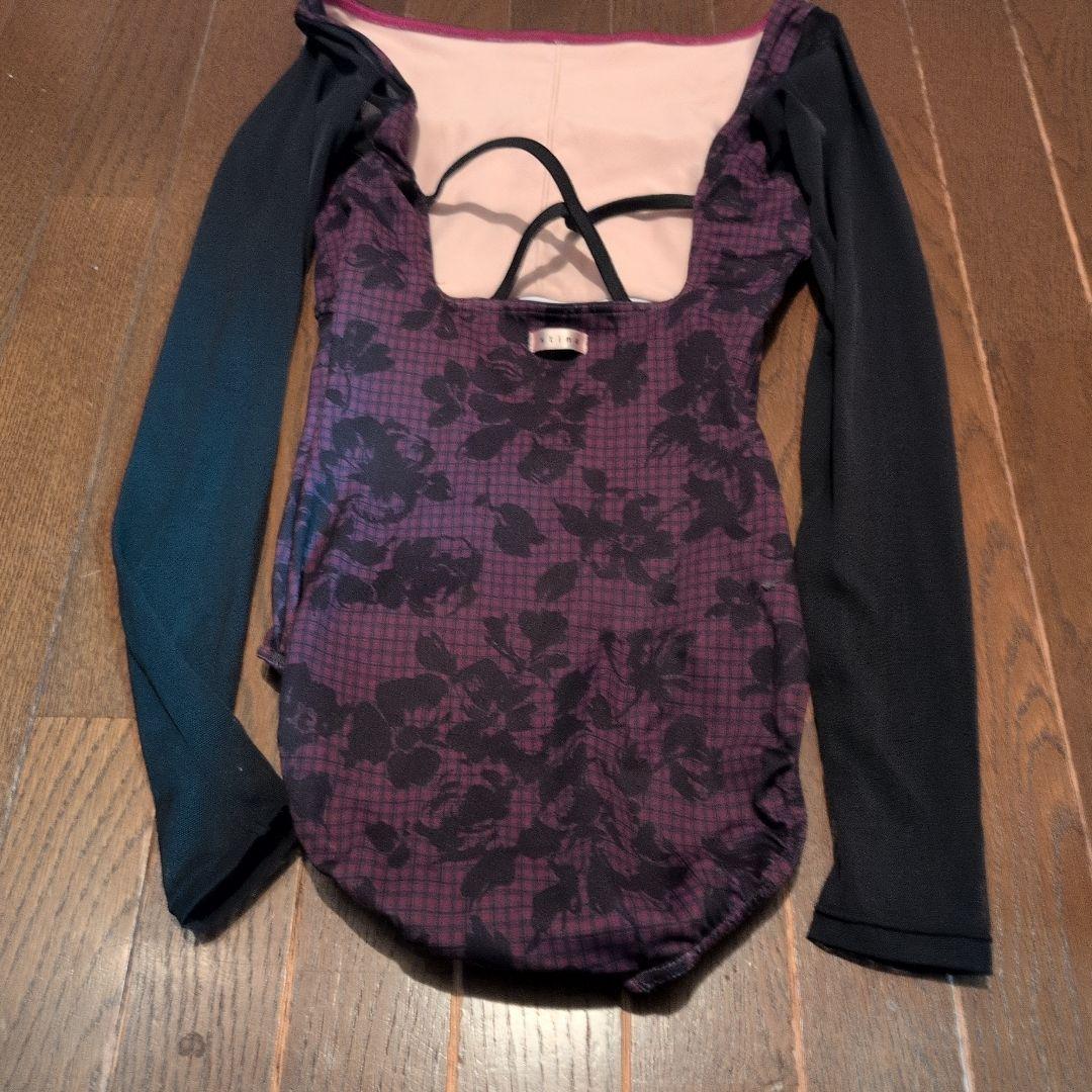 stina バレエレオタード 長袖 紫と黒花柄