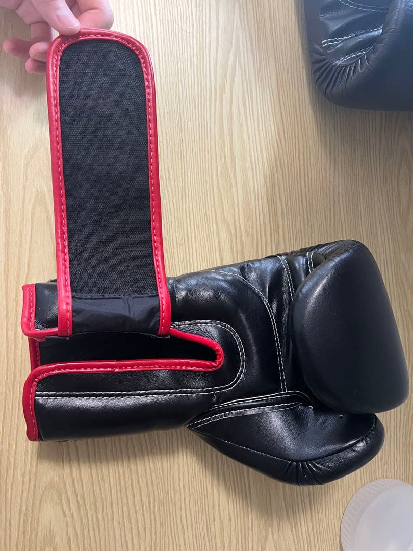 Fairtex ボクシンググローブ 12oz ブラック/レッド