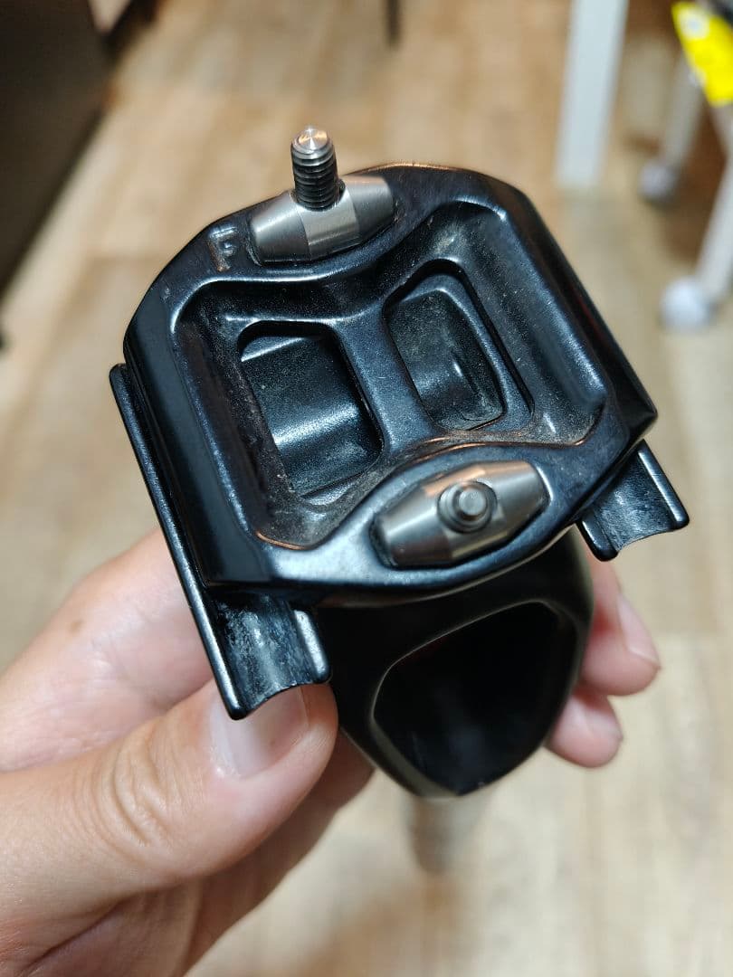bbb FLYPOST ブラック シートポスト 209g　カーボン　27.2