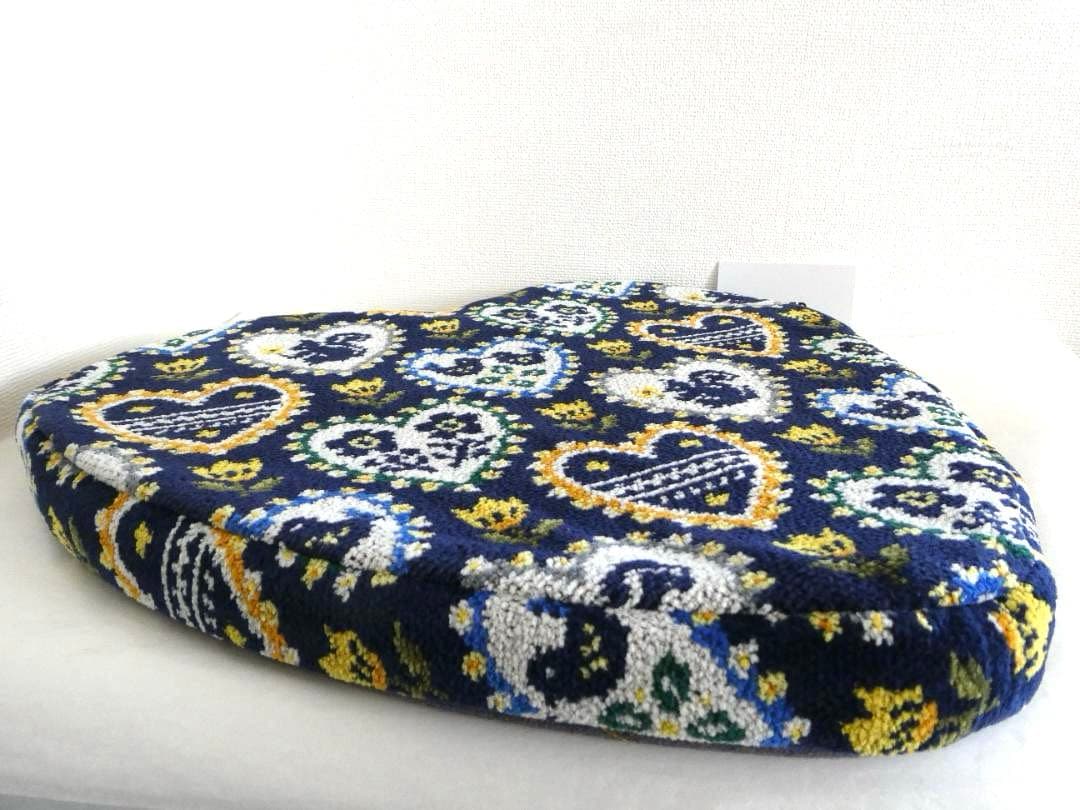 １万円お値下げ【フェイラー】小鳥のカップル、花を摘むリス、ハートシートクッション