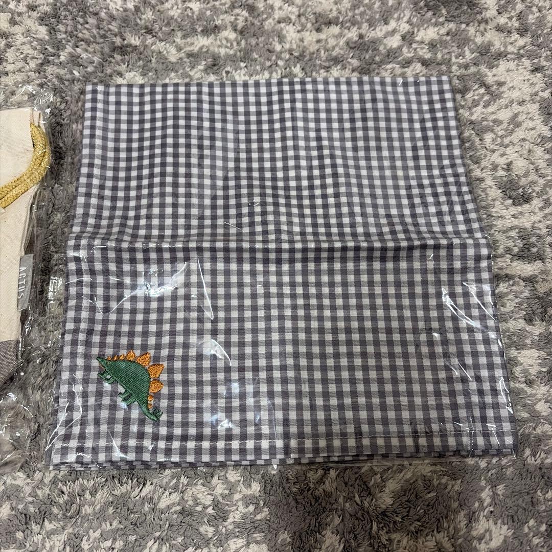 【新品4点セット】合計7480円　恐竜　弁当箱　巾着　フォークスプーン　クロス