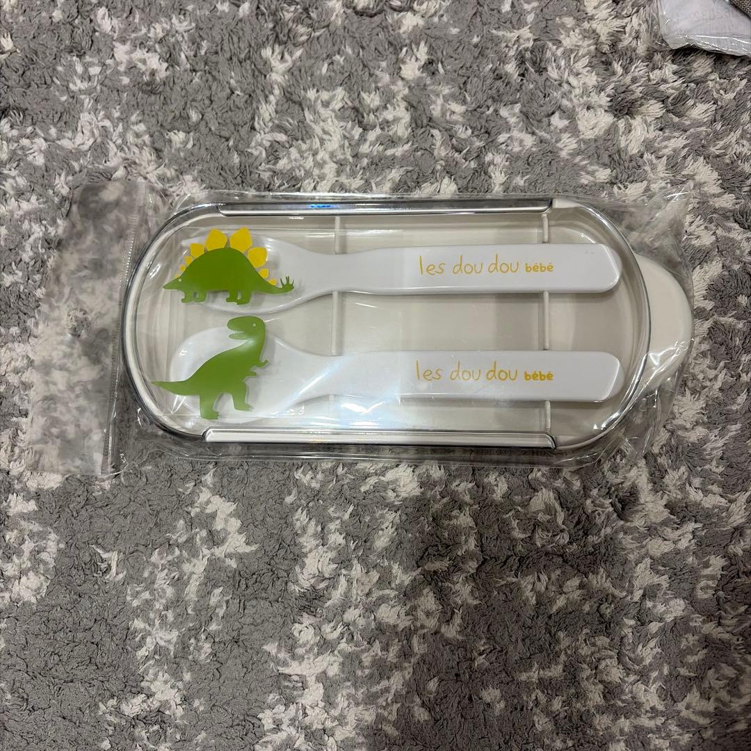 【新品4点セット】合計7480円　恐竜　弁当箱　巾着　フォークスプーン　クロス