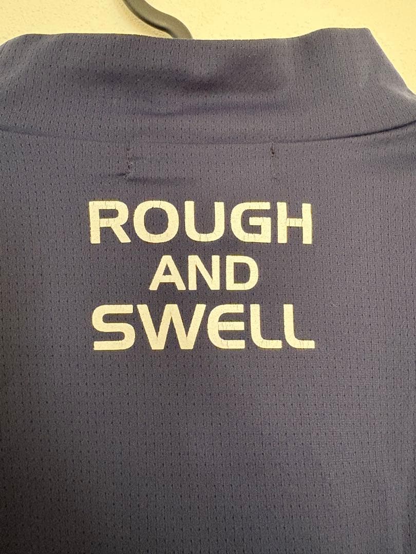 ROUGH AND SWELL Tシャツ